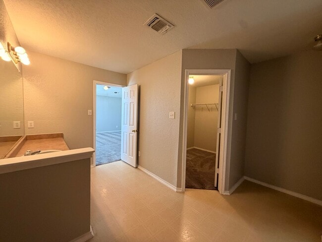 Building Photo - NICE 4 BEDROOM WITH EASY ACCESS TO LACKLAND AFB, SHOPPING, & SEA WORLD