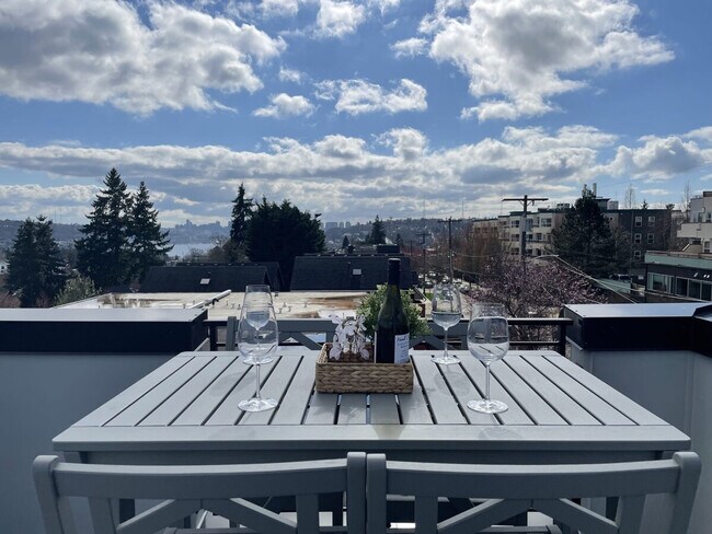 Building Photo - 4453 Aurora Ave N