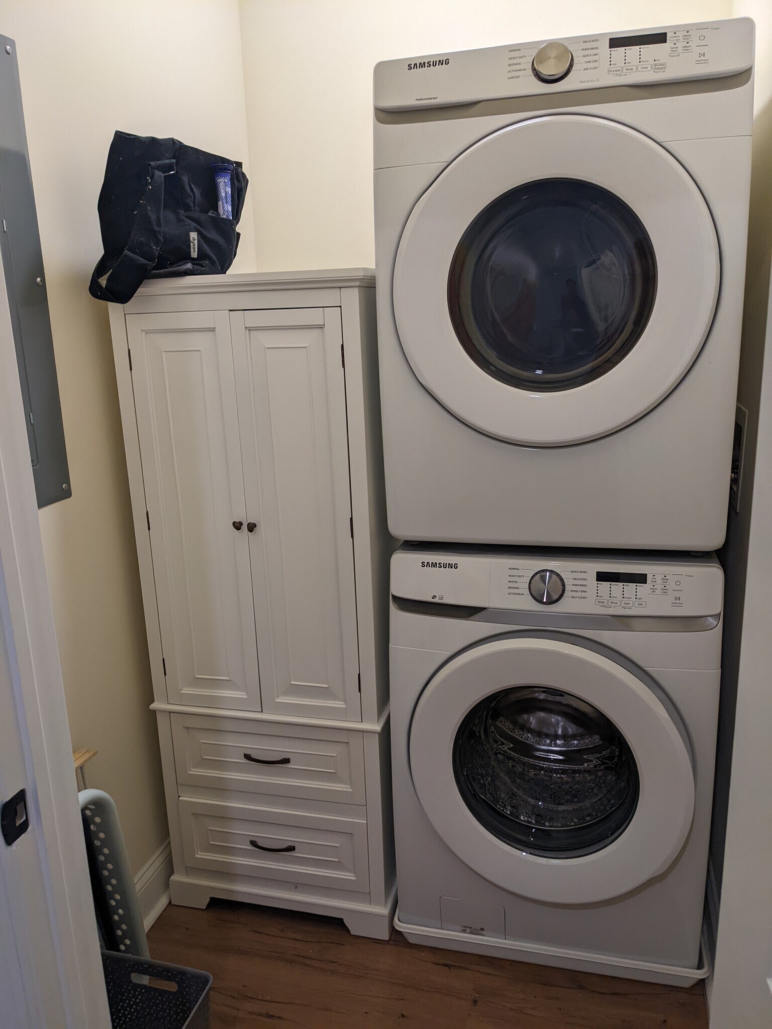 Laundry - Large Machines - 225 W Pastorius St