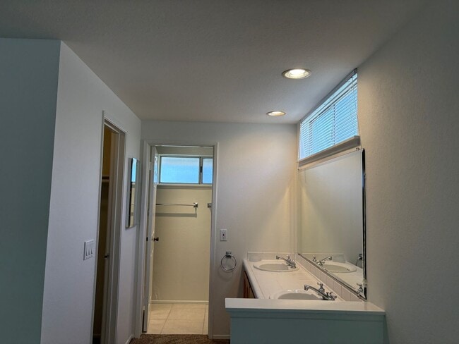 Building Photo - Spacious 5 bedroom 2 1/2 bathroom Westpark...