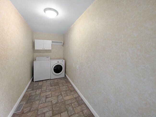 Building Photo - 11 Malvern Ln
