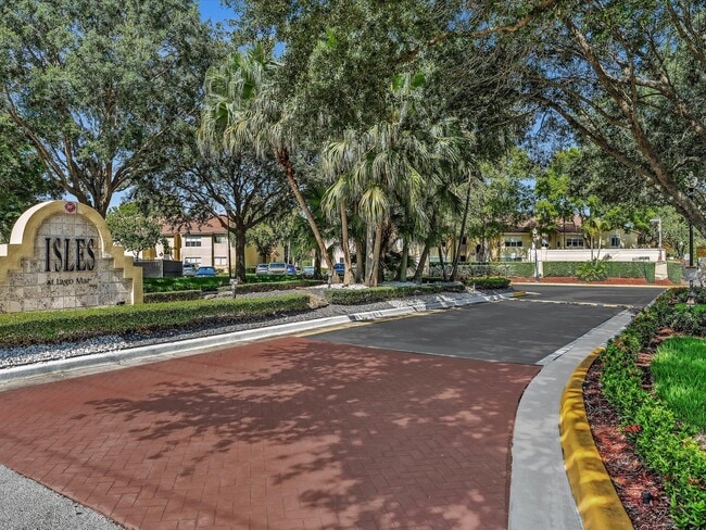 Building Photo - 731 Vista Isles Dr