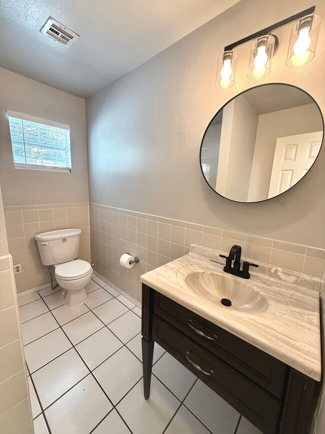 Building Photo - Large 5BD 3.5BA Home w/ Bonus ADU close to...