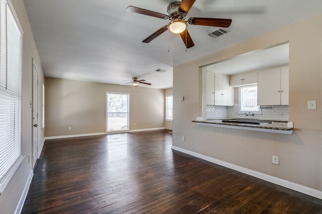 Building Photo - 3-BEDROOM HOME IN HIGHLAND PARK