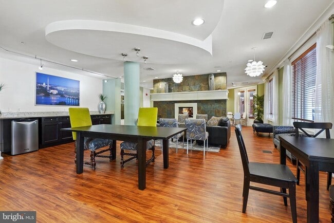 Building Photo - 27 Booth St