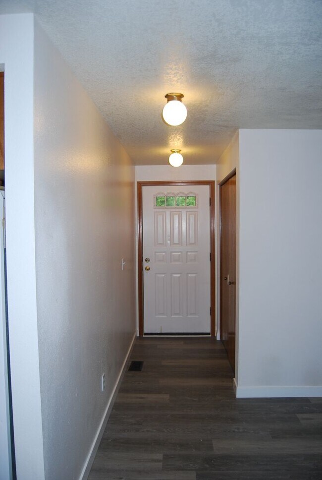 Building Photo - Charming 2 Bedroom 1.5 Bathroom in Tigard
