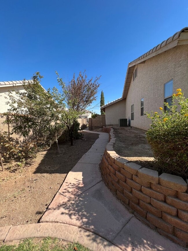 Building Photo - 3 BEDROOM HOME IN FALLS RANCH!