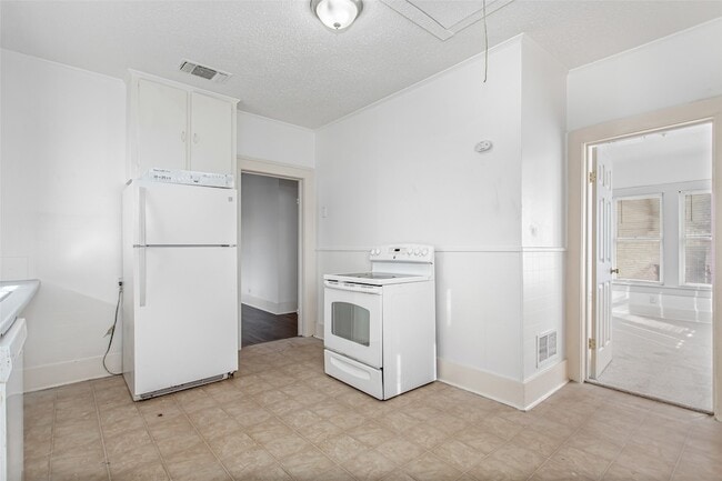 Building Photo - 316 W Avenue A