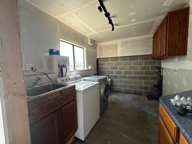 Building Photo - Spacious 4 bedroom, 3 bathroom home