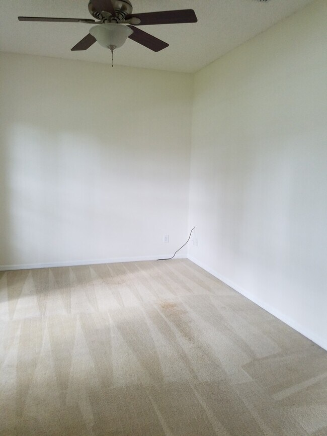 Building Photo - Newly carpeted  3 bedroom and 2 bath home ...