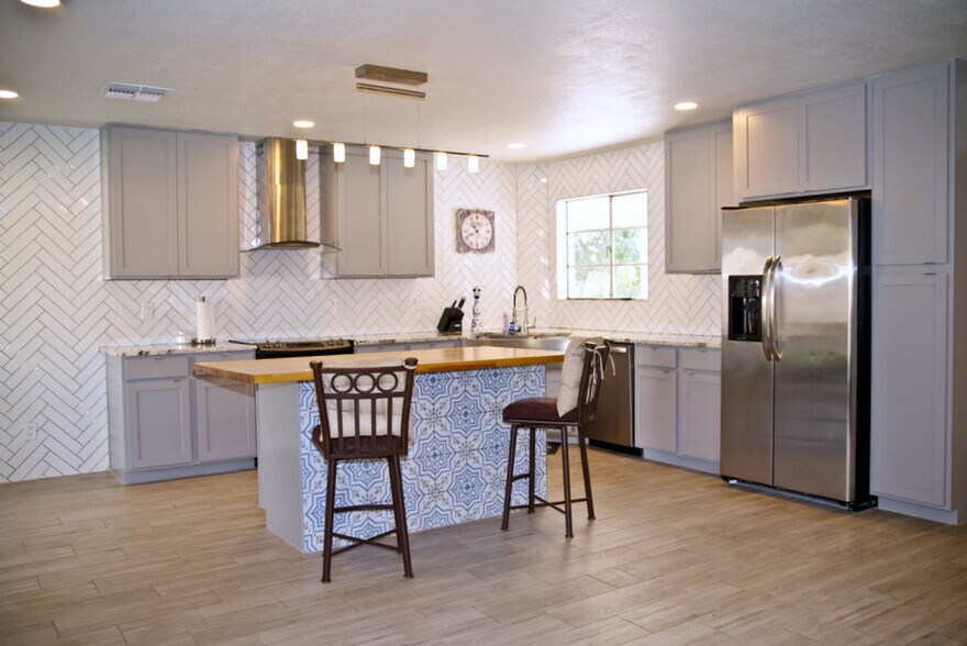 Building Photo - 6059 N 22nd Ave