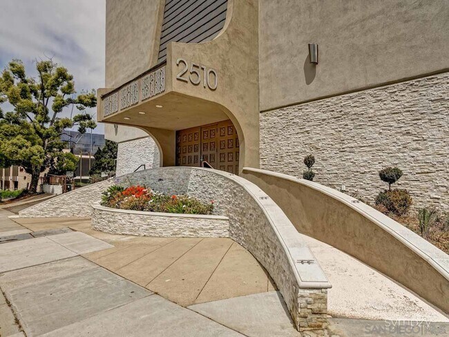 Building Photo - 2510 Torrey Pines Rd