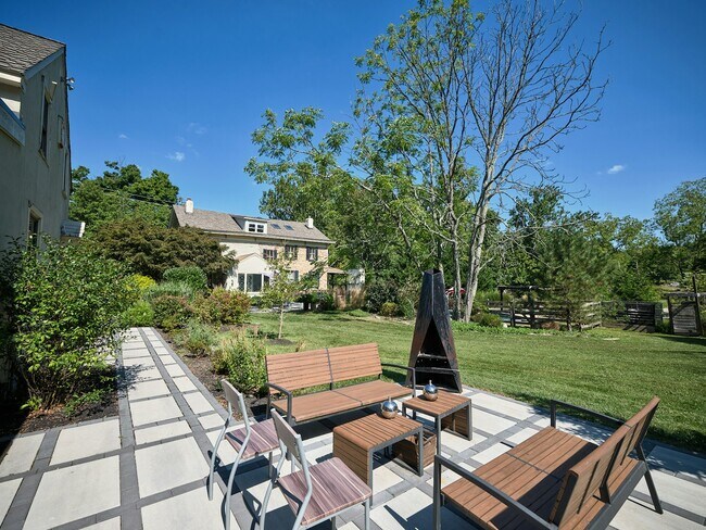 Building Photo - 6098 Upper York Rd