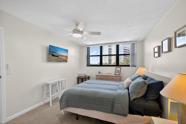 Building Photo - 336 Golfview Rd