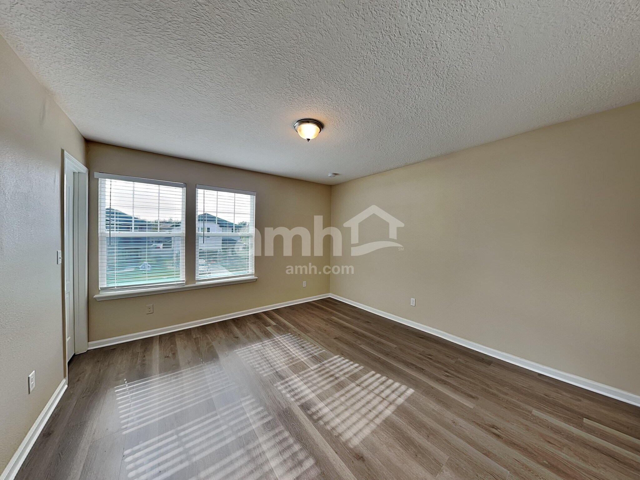 Building Photo - 332 Silver Glen Ave