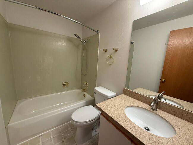 Building Photo - Updated 2BR Condo Near Juanita Village & Beach – Pool, Gym, Parking Included
