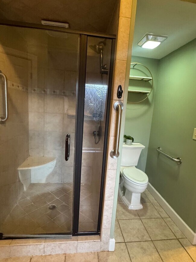 Building Photo - 416 Towne Lake Dr