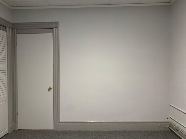 Building Photo - 210 Maple St