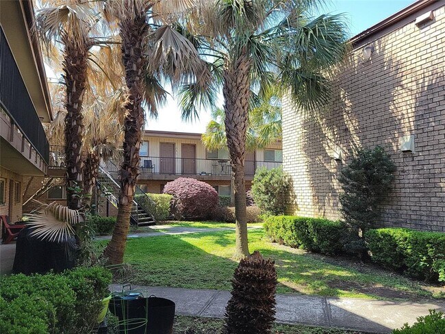 Building Photo - 1530 Heights Blvd