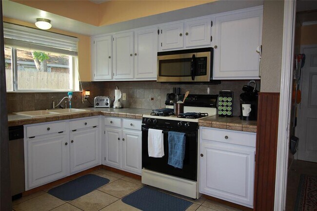 Building Photo - 420 Old Course Dr