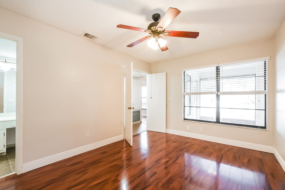 Building Photo - 402 E Springtree Way