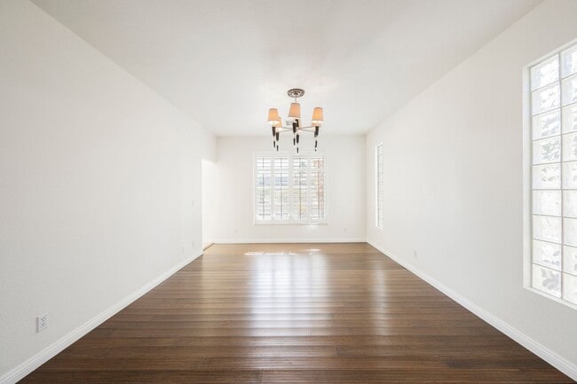 Building Photo - Luxury Home located in Henderson