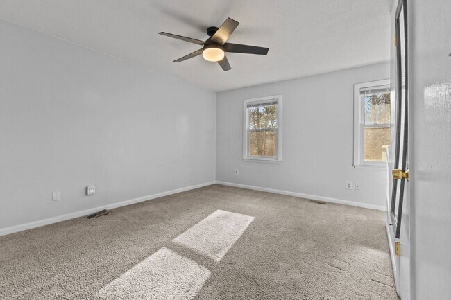 Building Photo - 6257 Lakehaven Dr