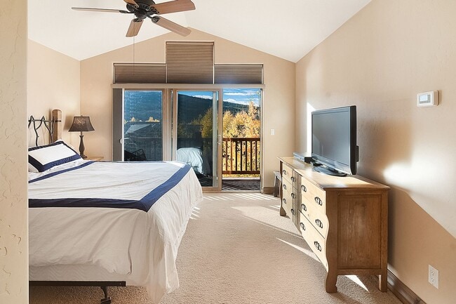 Building Photo - Beautiful townhome, ski shuttle, views, ut...