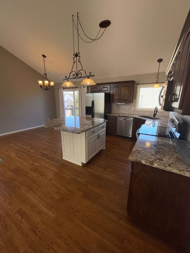 Building Photo - 5 Bedroom, 3 Bathroom California Split Sty...