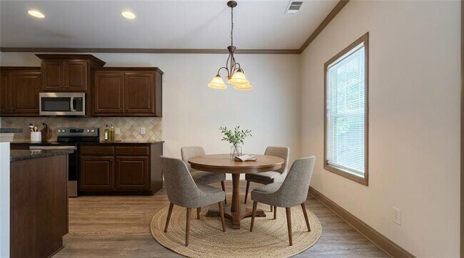 Building Photo - 2110 Line Dr