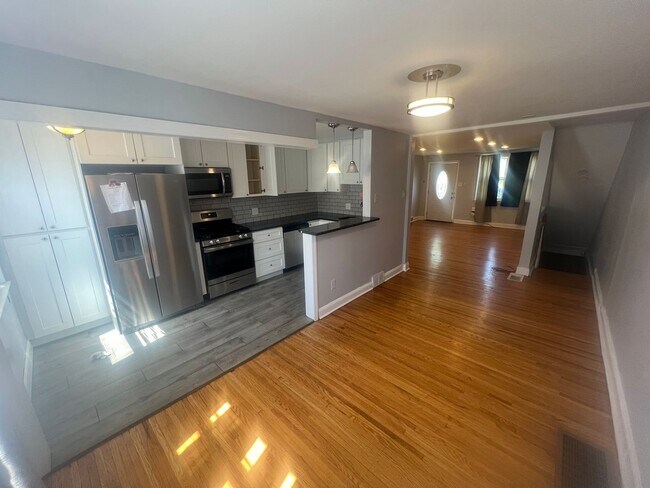 Building Photo - Charming Modern 3 Bedroom w/ Washer & Dryer & Optional 4th Bedroom in Basement | Overbrook