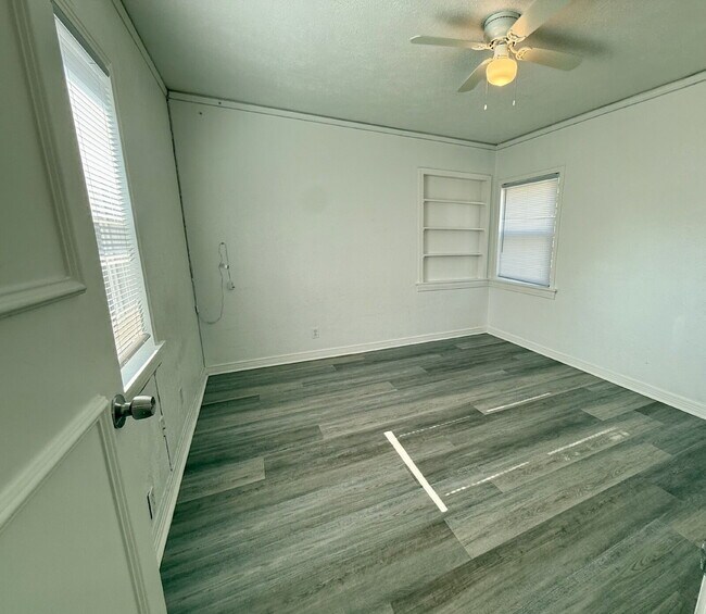Building Photo - "Charming 3-Bed Oasis with 2 Full Baths in Garland – 1160 Sq Ft of Comfort at 1617 Meadowbrook!"