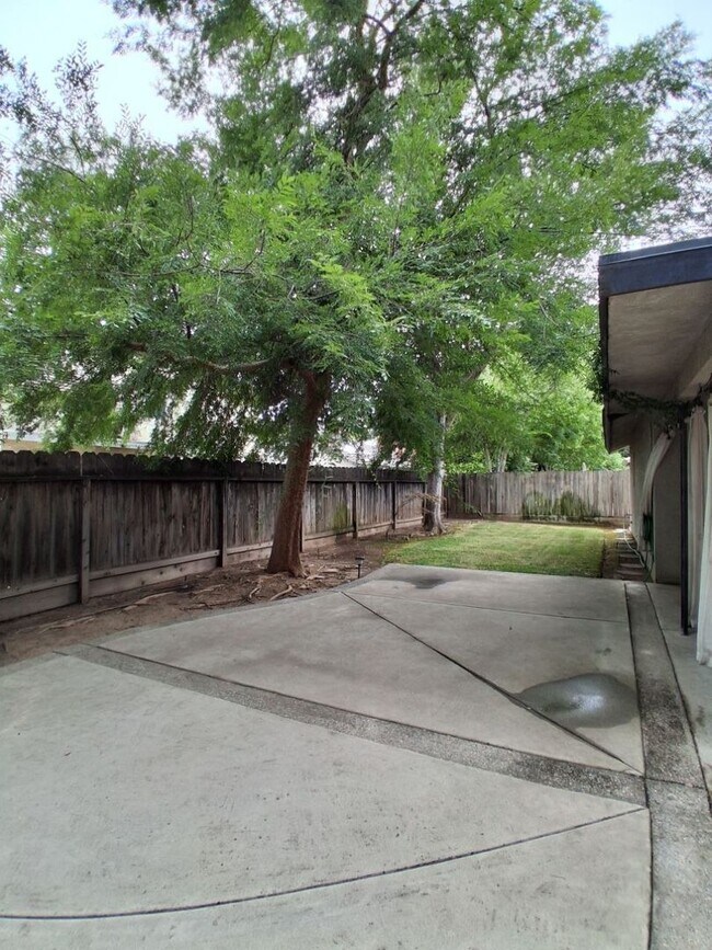 Building Photo - Charming Well-Maintained 3-Bed Fresno House!