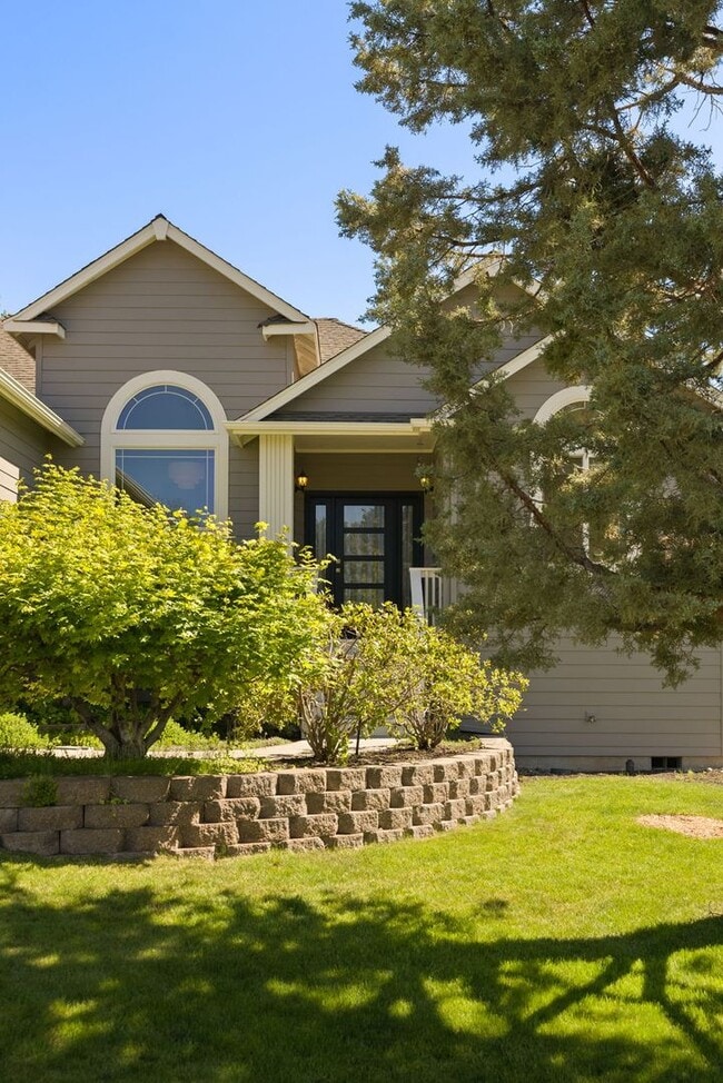 Building Photo - Charming Awbrey Butte Home Available NOW