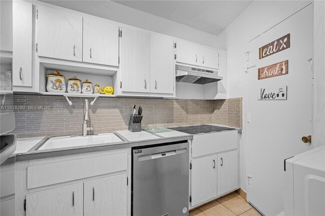 Building Photo - 2899 Collins Ave