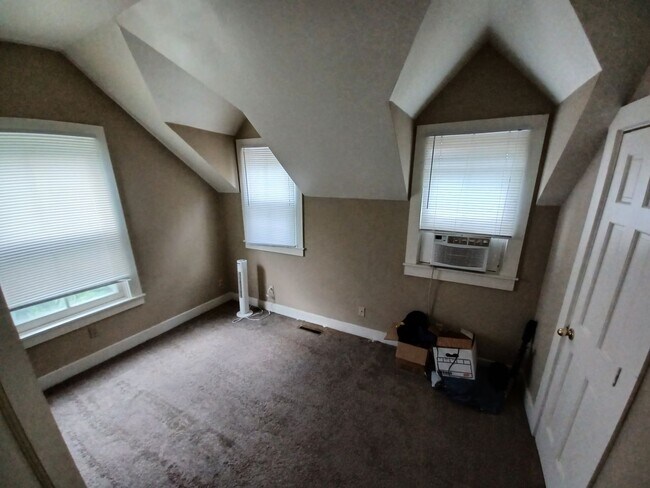 Building Photo - Single Family Home Rich in History - Great...
