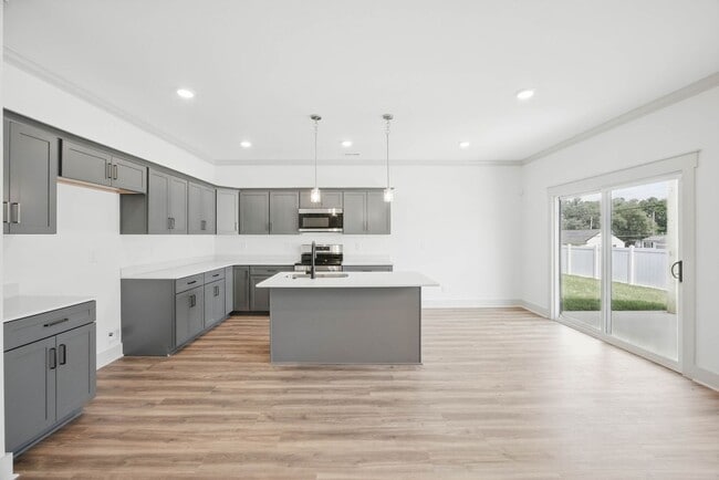 Building Photo - 3 Bedroom 2 1/2 Bath Luxury Home Near Madison Street!