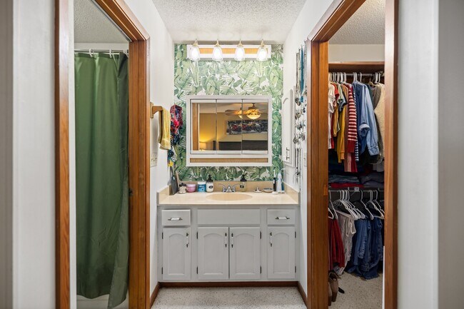 Building Photo - 206 Cedar Ridge Way