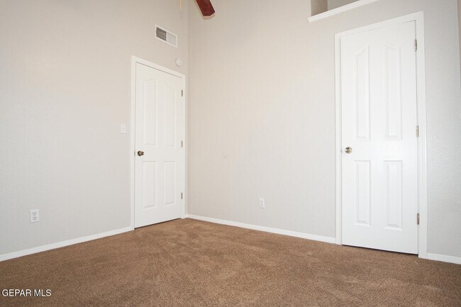 Building Photo - 2151 Sun Manor Dr