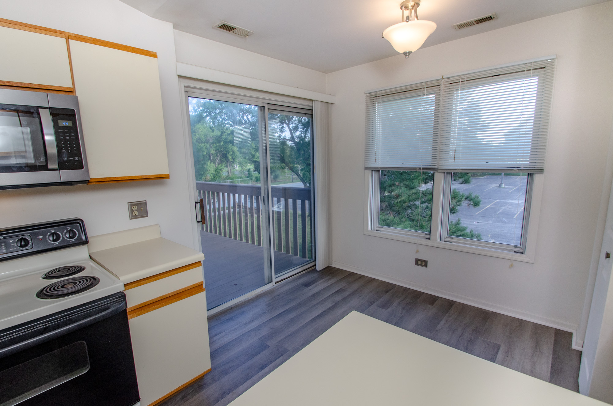 Sunny, eat in Breakfast area - 185 Brook Ln