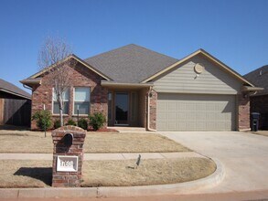 Building Photo - Wonderful 3 bed + office or 2nd living, 2 ...