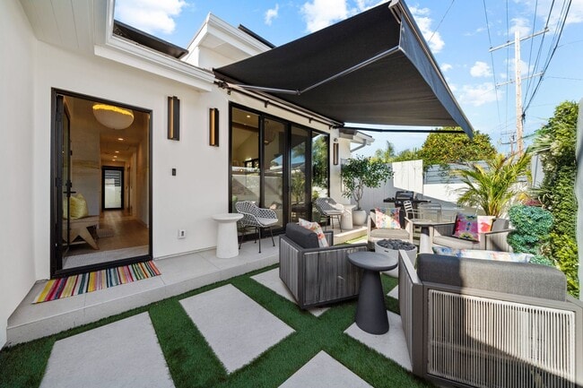 Building Photo - Elevated Living Fully Furnished