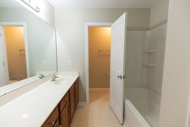 Building Photo - 121 Goldfinch Ave
