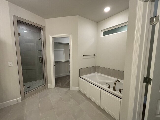 Building Photo - Cozy 4 Bedroom/2.5 Bath Home in a Wonderful Neighborhood