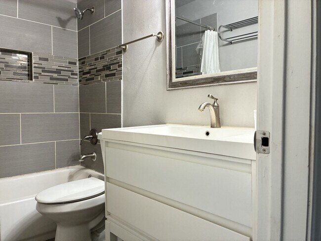 Building Photo - 7510 Shady Villa Lane #22