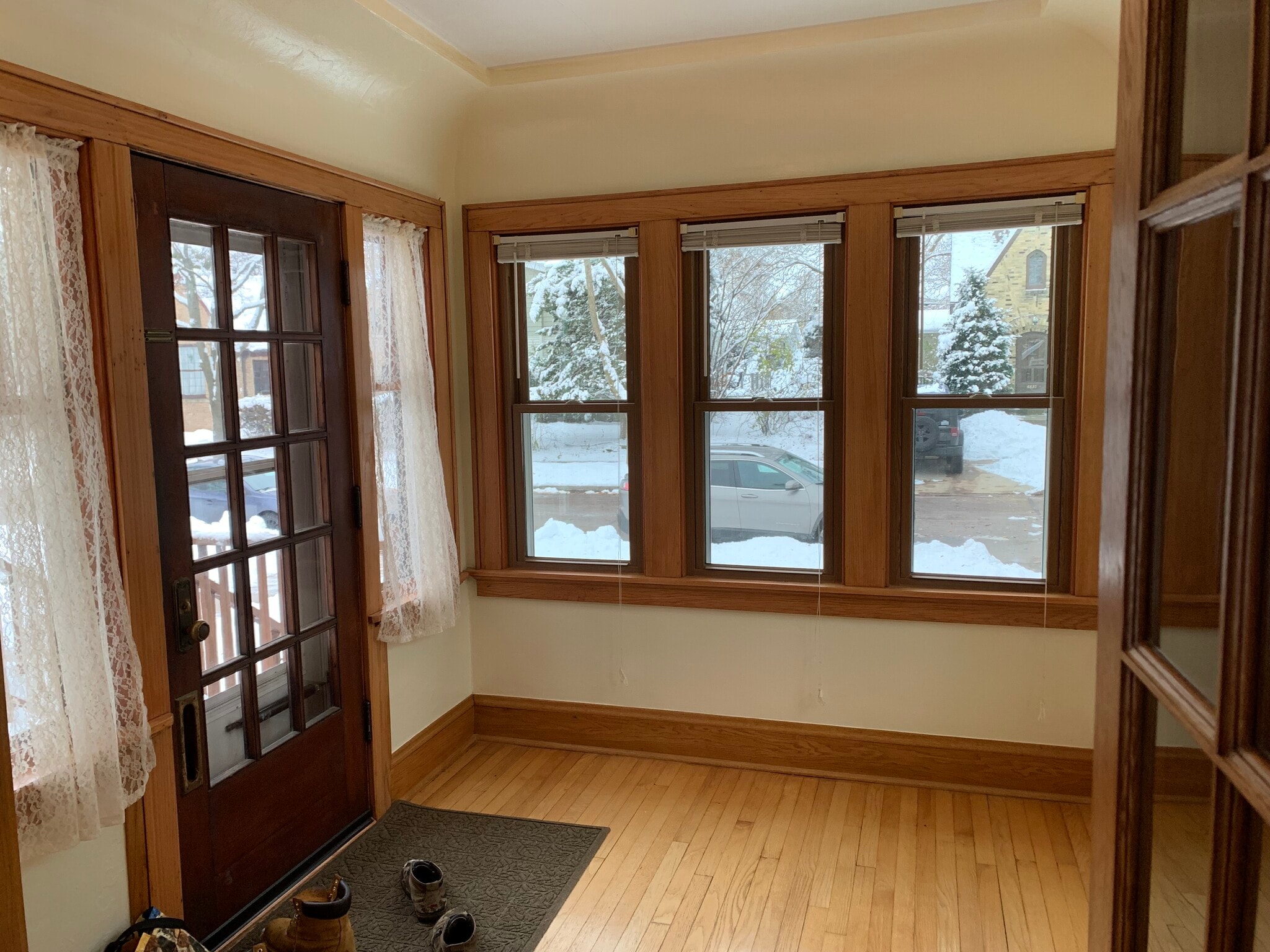 Foyer. - 6830 Kinsman St