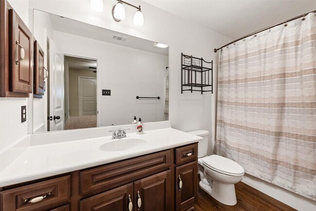 Building Photo - 1806 Lakeshore Cir