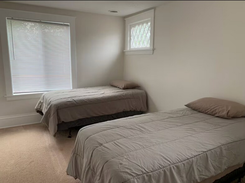 Building Photo - 2818 Dupont Ave N