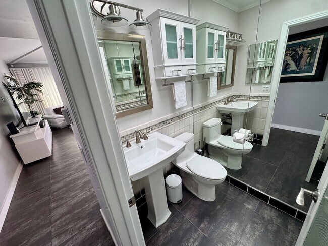 Building Photo - 423