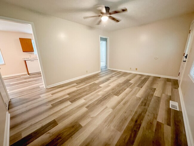 Building Photo - 706 E 15th St